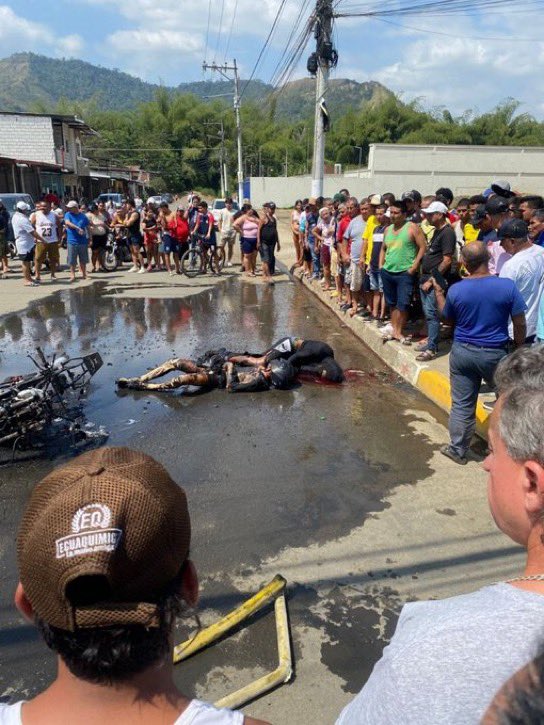 AlertaNews24's tweet photo. 🇪🇨 | Dos presuntos sicarios fueron interceptados, golpeados y luego quemados vivos por la ciudadanía de la provincia de Manabí, Ecuador, informan medios locales.

El hecho violento ocurrió en el cantón de Santa Ana el domingo, cuando los dos hombres intentaban quitarle la vida a una persona mientras viajaban en una motocicleta.