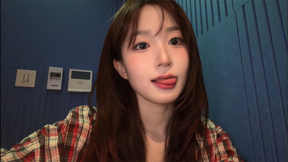 솔직히 rn I’m just vibin’ with myself, tongue out like 😋 cuz why not? 하루종일 좀 피곤했는데, taking this selfie made me feel like main character in some cute k-drama scene lol. lowkey giving ‘effortless but still pretty’ vibes, right?