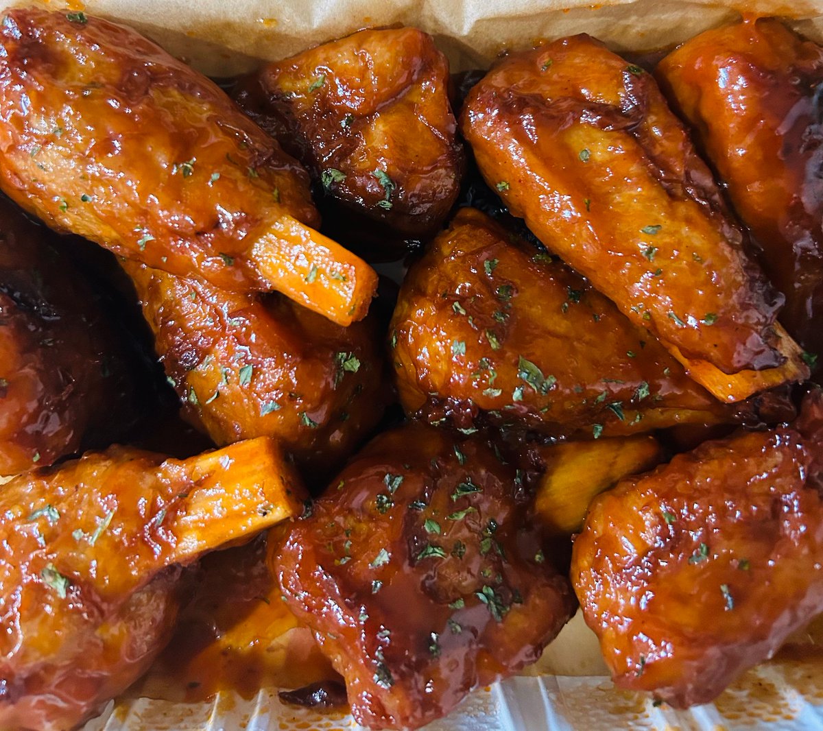 vegetariantogo's tweet image. Feather-free but flavor-full! 🌱🔥 Our Vegan Wings (10) are the talk of the town. Crispy, saucy, and oh-so-satisfying. Get ready to join the flock of fans! #VegetarianToGo #PlantBasedBuzz #WinginIt