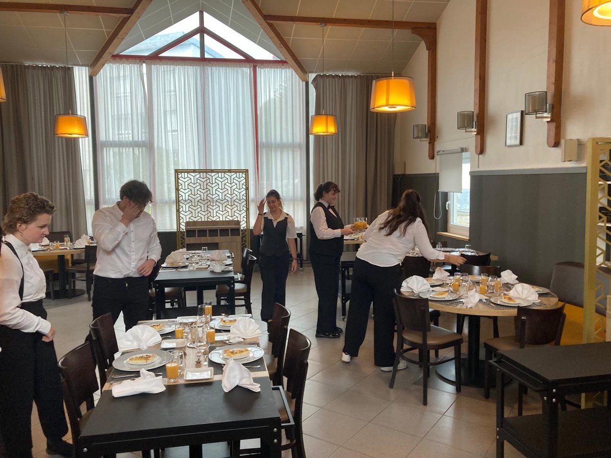 LPFloraTristan's tweet photo. ✨🇫🇷🤝🇩🇪 Quand la passion de l’hôtellerie rapproche les cultures ! Accueil de nos amis allemands au lycée 🥂🍴 #ÉchangeFrancoAllemand #HospitalityVibes #PartageEtDécouverte https://t.co/t41NgtYSrO