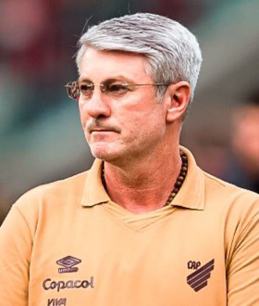 tirodicanto's tweet photo. 🚨 ATENÇÃO!

Internacional está disposto a arcar com a MULTA RESCISÓRIA de Odair Hellmann no Athletico-PR.

O treinador terá reunião com o clube paranaense para definir seu futuro após contato do Colorado.

— @timlangendorf (via @InterTimeLine) https://t.co/S8KmmQREwT