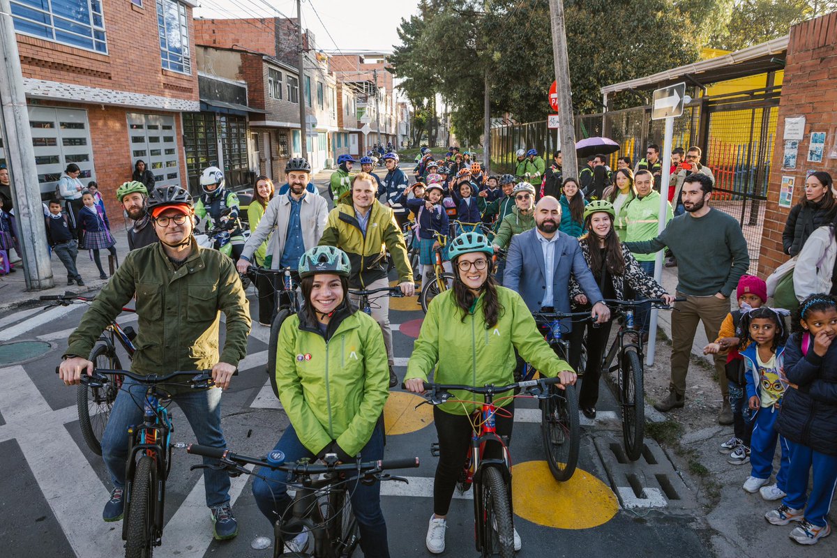 Hoy en Kennedy celebramos un logro muy especial: la entrega de la primera fase del proyecto ‘Mi Barrio Activo Ciudad Kennedy’.

Una iniciativa que convierte las calles en espacios más seguros y acogedores para estudiantes, familias y vecinos de la localidad.