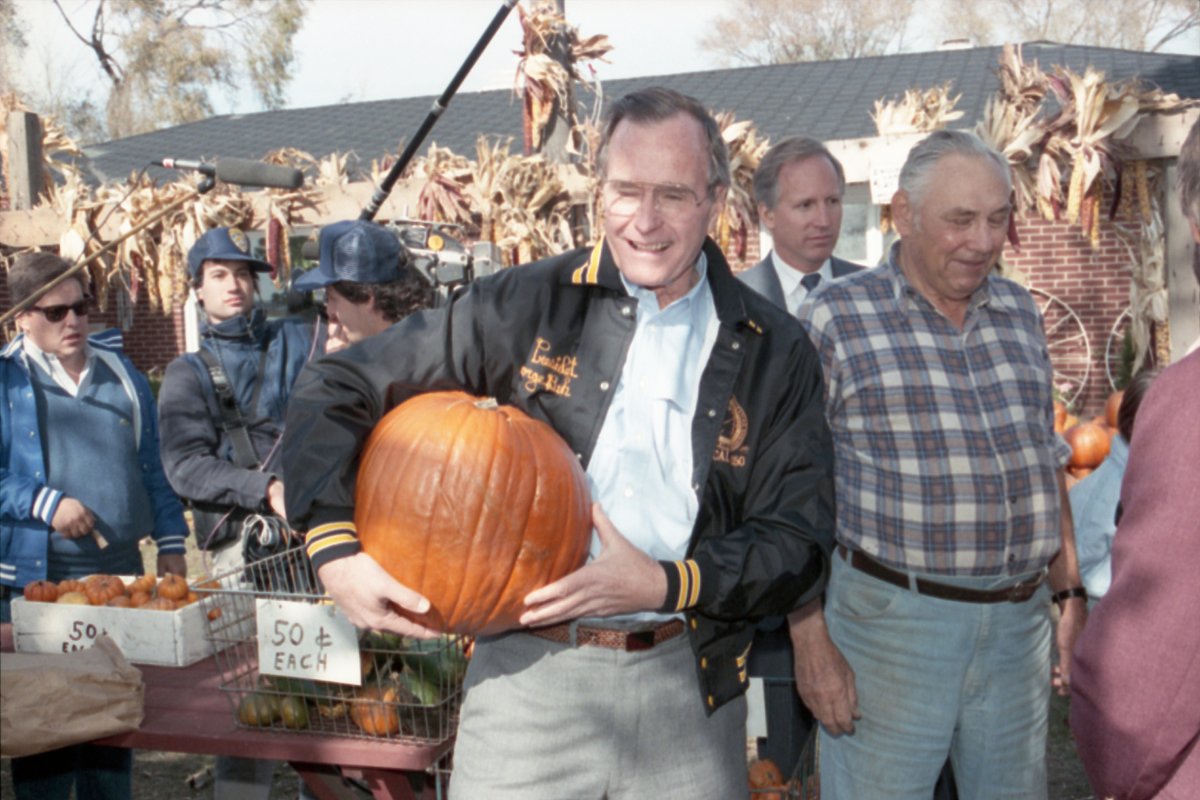 Bush41Library's tweet image. Happy first day of Fall! 🍂

Vice President George Bush picks up a pumpkin at a pumpkin patch in Joliet, IL.

October 29, 1988

Photo ID: G22950-12

#bush41 #bush41library #bush41museum
