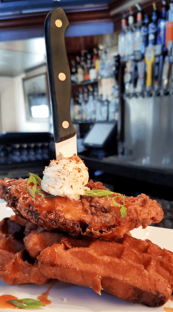 Indulge in the comforting classic Chicken and Waffles at Rivals Brew Pub! 🍗🥞 Our buttermilk-fried chicken, Belgian waffles, and a side of syrup make it a must-try. No wonder it's a crowd pleaser! #RivalsBrewPub #FoodieFave #ChickenAndWaffles 👌