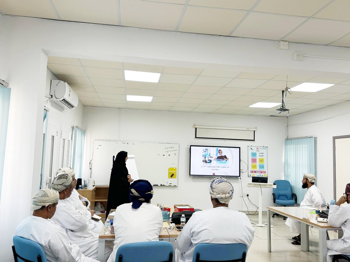 نظمت دائرة الإشراف التربوي ممثلة بقسم دعم فرق الإشراف التربوي بتعليمية جنوب الشرقية صباح اليوم برنامجا تدريبيا حول (الخطة التدريبية لمنهجية الفرق الإشرافية) والذي يستمر ليومين، ويقدمه فريق الإشراف التربوي المركزي المُتابع للمحافظة برئاسة د. مريم المنذرية - مديرة دائرة إشراف