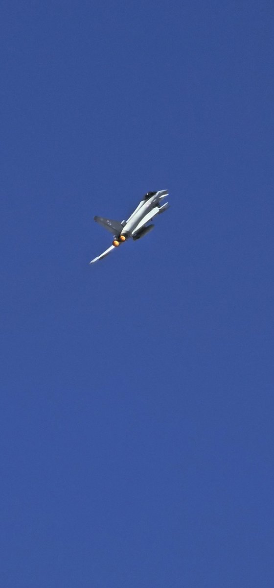 Evet bu benim de dikkatimi çekmişti.

Negatif G pasajda, Loop çıkışında, manevra bitiminde, dalışlarda falan adam hiç AB'den çıkmadı.

1 yakıt tank vardı ama yine de Konya'dan gelip, gösteri yapıp geri Konya'ya gitmeye nasıl yakıtı yetirdi şaşırdım.

EJ200'den mi kaynaklı acaba?