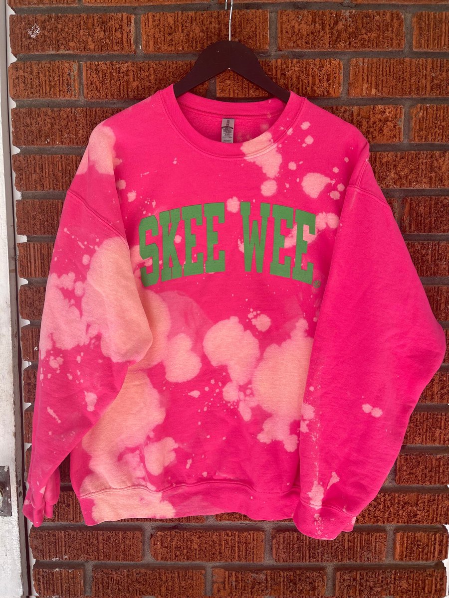 💚💗 Skee-Wee &amp; stay cozy! ✨ Our handmade AKA sweatshirt is serving pretty girl energy with all the pink + green vibes. 💅🏾 Perfect for repping your sisterhood in style.

#AKA1908 #SkeeWee #PrettyGirlStyle #HandmadeWithLove #CamiCoLace