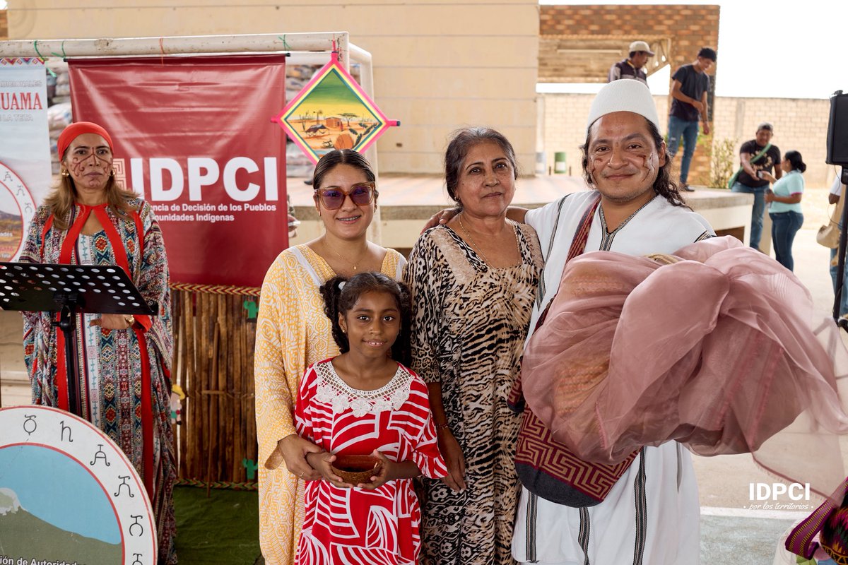 🧶✨ #RegalíasParaLaVida | En Uribia, La Guajira, caminamos la palabra con las artesanas Wayúu en una actividad del proyecto: “Fortalecimiento en la producción de artesanías para la reactivación económica de las artesanas Wayúu”.

El proyecto entrega kits de insumos para la