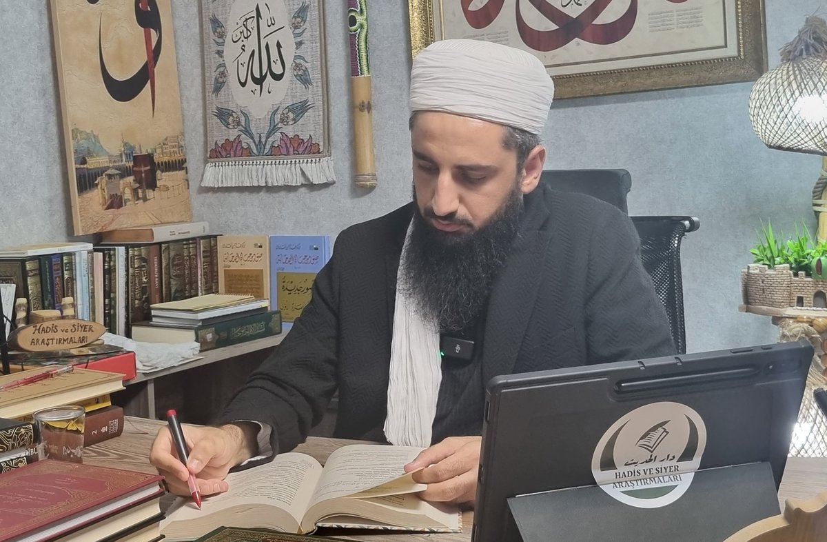 <a href="/dailyislamist/">Daily Islamist</a> İki milyar insanın hidayetine sebep olmuş bir Resulü (aleyhisselam) ve Hadisini alaya almak küfürdür. Bu da sahibini kafir eyler, der imam Nevevi ra. Ezcumle, sen kafirsin. Bu işin lamı cimi yok. Hüküm belli.

<a href="/ibrahimKAYA_632/">İbrahim KAYA</a>