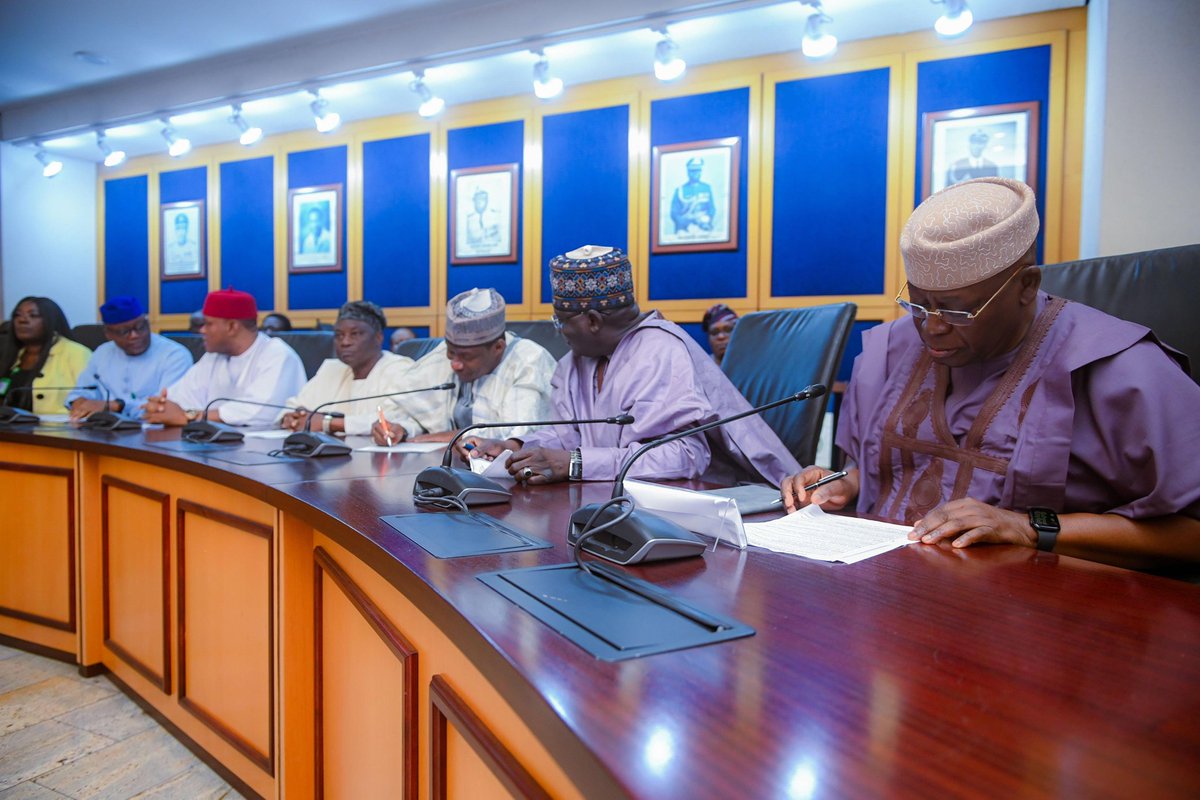SimFubaraKSC's tweet photo. Today, I hosted members of the Nigerian Ports Authority Board and Management on a courtesy visit. 

I  urged the NPA team to optimise the Port Harcourt and Onne Ports to create more jobs, increase economic activity and strengthen Rivers State’s position in Nigeria’s ease of doing business ranking.