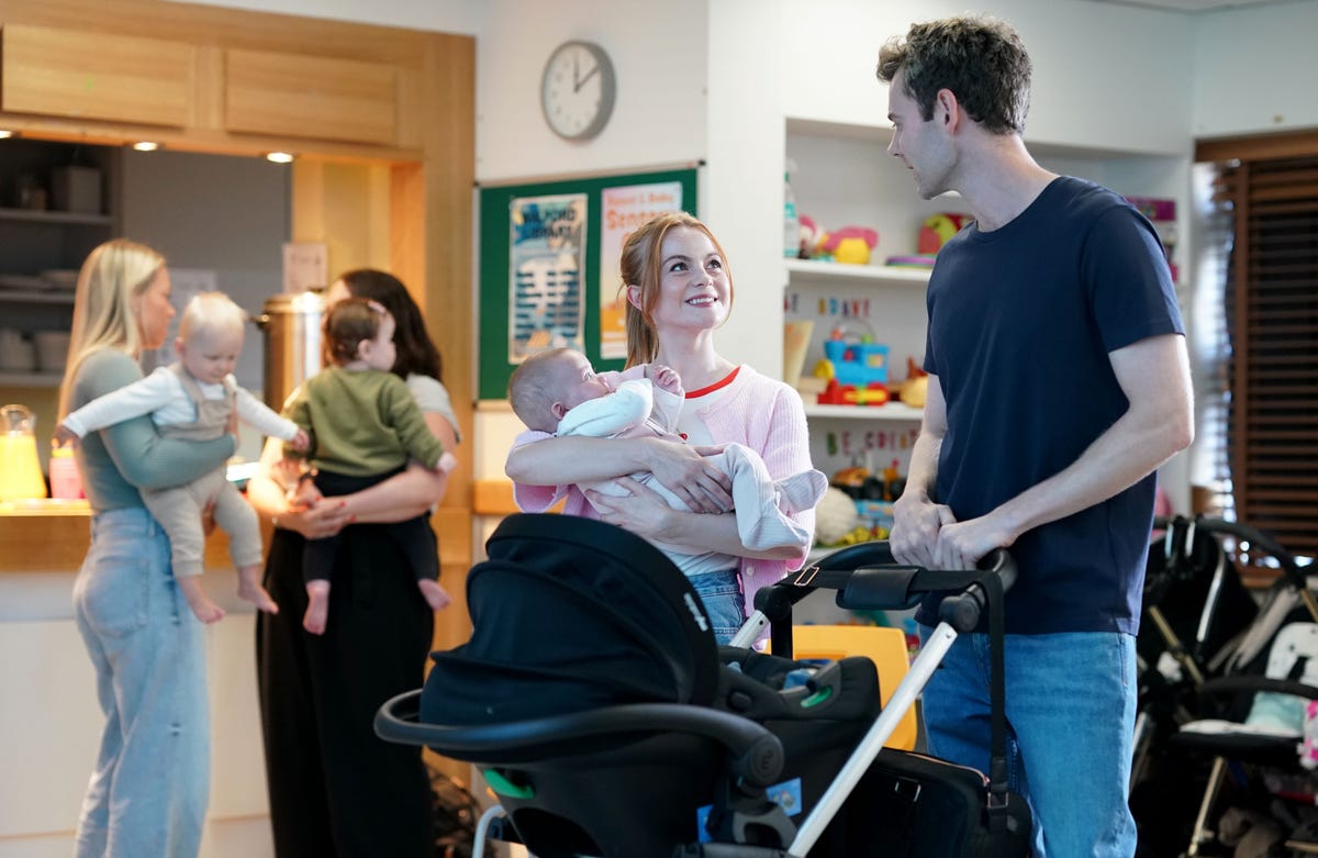 RyanSoapKing25's tweet photo. A great episode of #EastEnders tonight to start the week as Sharon Watts makes her long awaited return after 4 months away, Elsewhere Cindy muscles in-between Lauren &amp; Peter &amp; Howie is having cash problems. See you at 7:30pm https://t.co/UlduSbJCYV