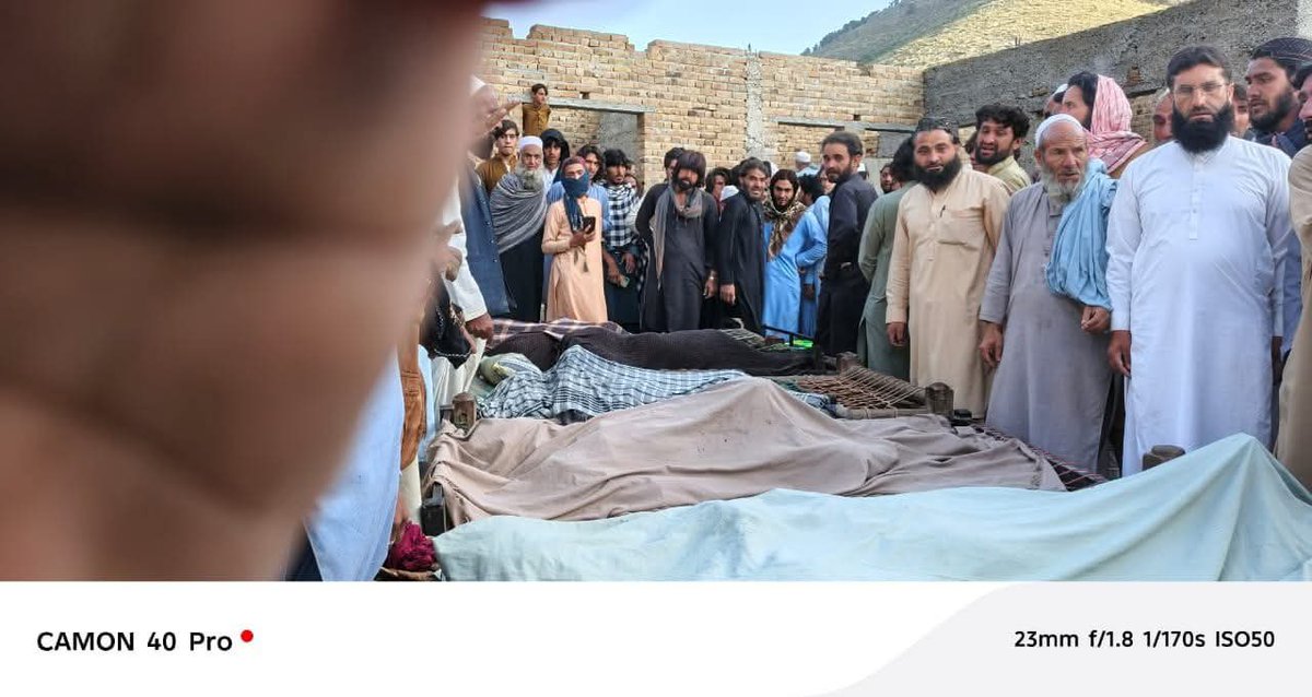 خیبرپختونخوا کی وادی تیراہ میں رہائشی آبادی پر فوجی طیاروں کی بمباری کے نتیجے میں 25 سے زائد افراد کے جاں بحق ہونے کا واقعہ انتہائی قابل مذمت ہے جس میں زیادہ تر عورتیں اوربچے شامل ہیں۔ 
#Tirah #TirahMassacre 
میں سمجھتاہوں کہ بے گناہ پشتونوں پر کی جانے والی یہ بمباری خیبرپختونخوا