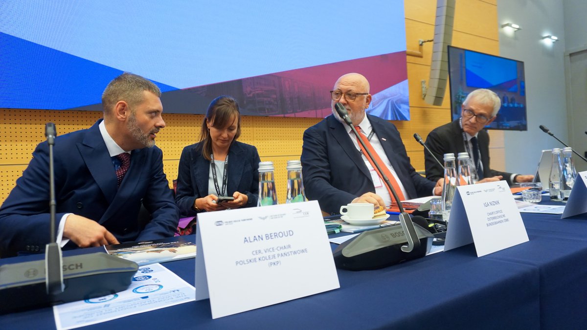 🚨 Prezes <a href="/PKP_SA/">PKP S.A.</a>, Alan Beroud został przewodniczącym CER – największej europejskiej organizacji zrzeszającej koleje.

Jest to organizacja reprezentująca interesy europejskich przedsiębiorstw kolejowych i zarządców infrastruktury.

➡️ Kadencja rozpocznie się 1 stycznia 2026 r.