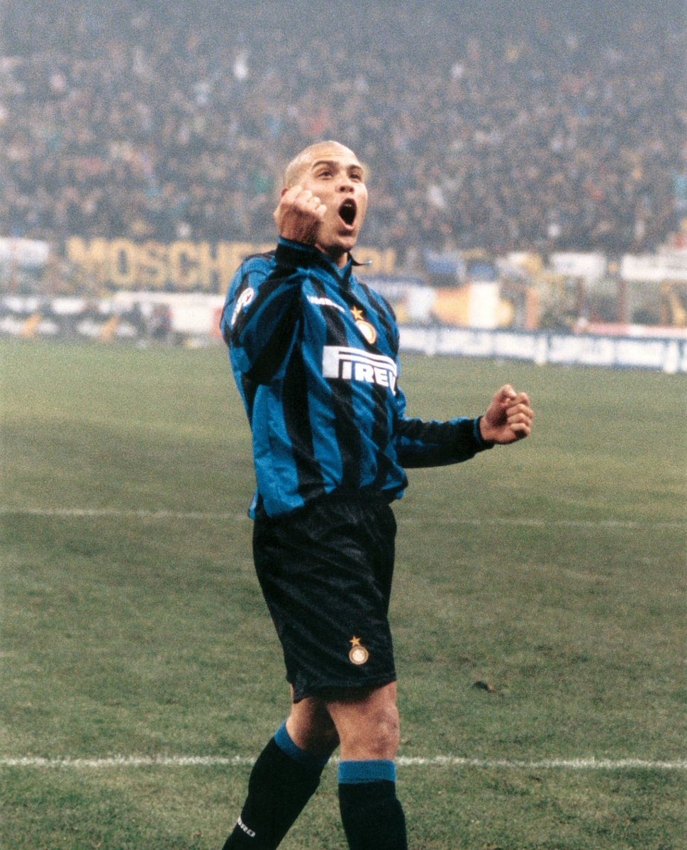 InterMilanFRA's tweet photo. R9, Ô Fenomeno, le meilleur joueur de l’histoire du club fête aujourd’hui ses 49 ans. Un joueur qui a marqué toute une génération. 

Éternelle légende de l’Inter ⚫️🔵 https://t.co/s7IfKHFR7U