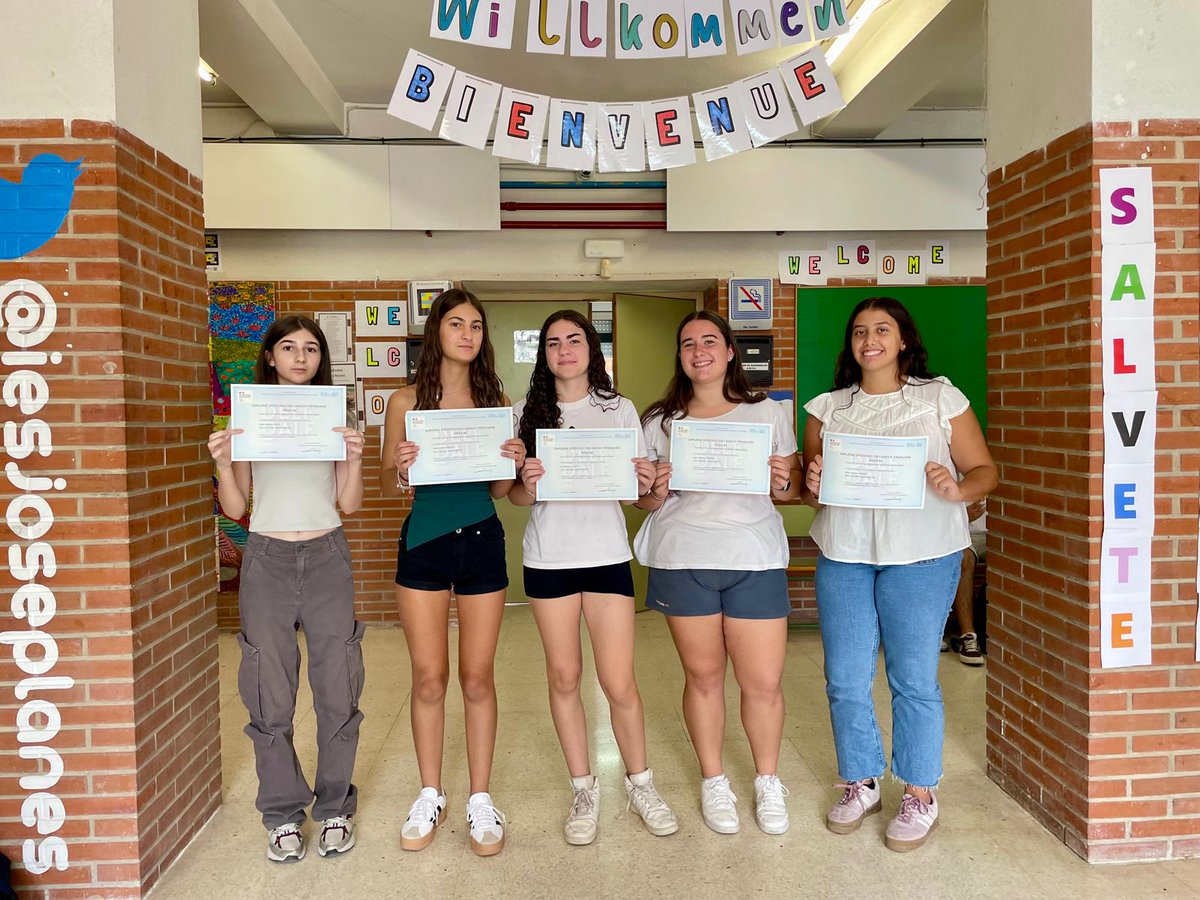 Nuestras alumnas recibieron su diploma Delf B1.

!Un reconocimiento a su esfuerzo, constancia y amor por el francés!