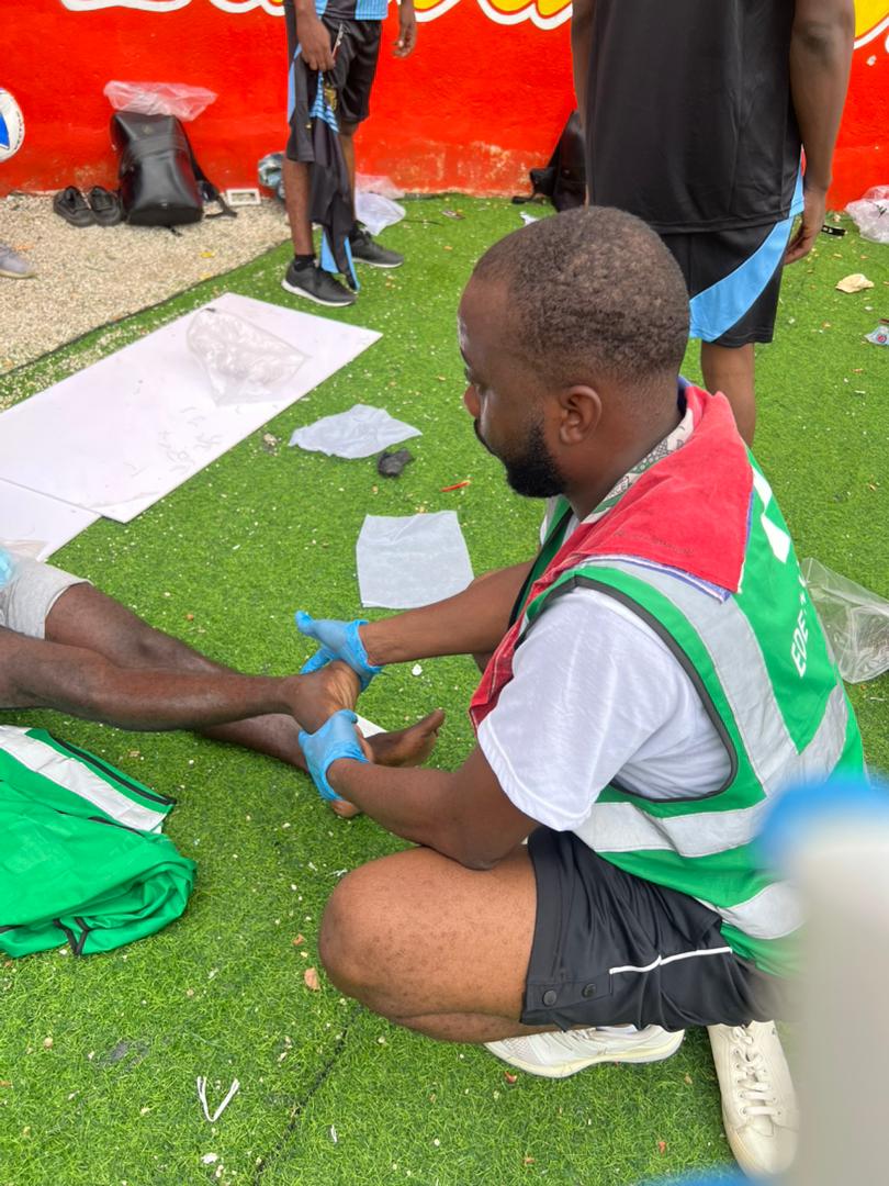 EdeSecours's tweet photo. Les secouristes et massothérapeutes de EDE Secours ont été présents pendant deux jours sur le terrain de Péguy-Ville, offrant leurs services aux jeunes de la communauté lors d'un tournoi de football. Cette présence démontre l'engagement sans faille de EDE Secours envers la population, mettant en avant son dévouement et sa solidarité.