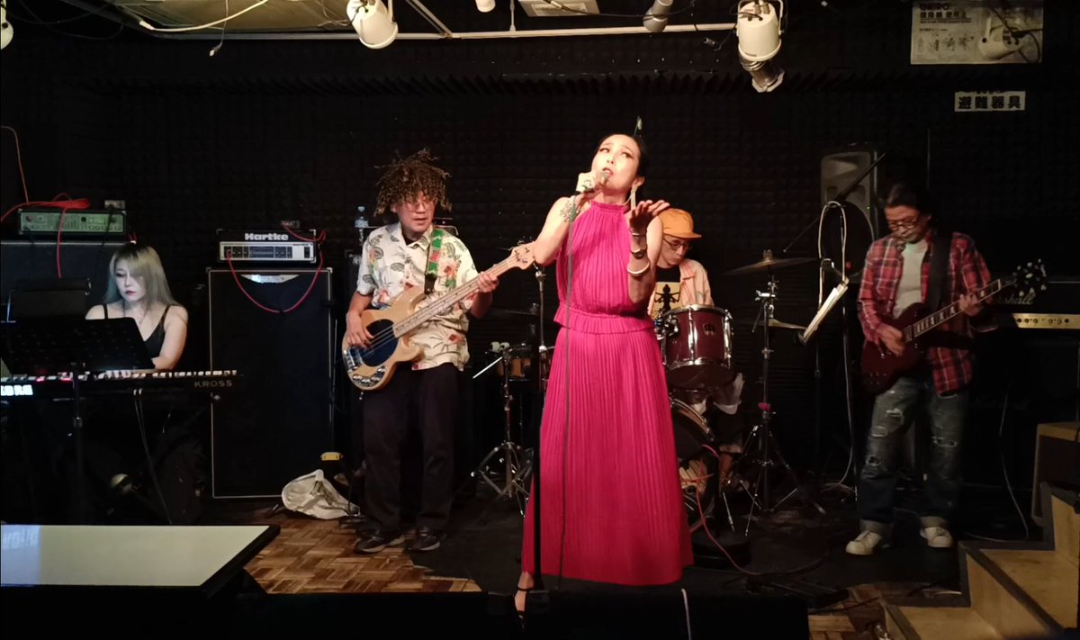 9/21愛バンド＠吉野町こびとさん、ありがとうございました。 一週間前に咽頭炎を発症し、心配だったので声を張り上げる系の曲は外してのセトリでした。 Keyの鵺さん撮影の動画から「決別の歌」を切り出してアップ。美しい歌詞の裏に潜む職場への恨み節をお聞きください。
youtu.be/tQmAEKEMjMo