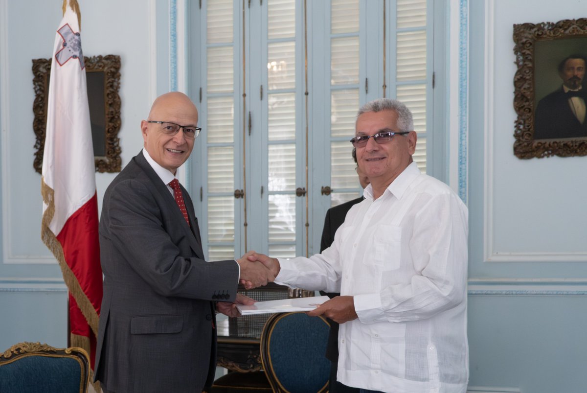 El viceministro <a href="/ElioRguezP/">Elio E. Rodríguez Perdomo</a>, recibió las Copias de Estilo de los Excmos. Dr. Shashi Jayakumar y Sr. Alfred Grixti como embajadores designados por las Repúblicas de #Singapur 🇸🇬 y de Malta 🇲🇹, respectivamente, ante el gobierno de #Cuba 🇨🇺.

🔗cubaminrex.cu/es/recibe-vice…