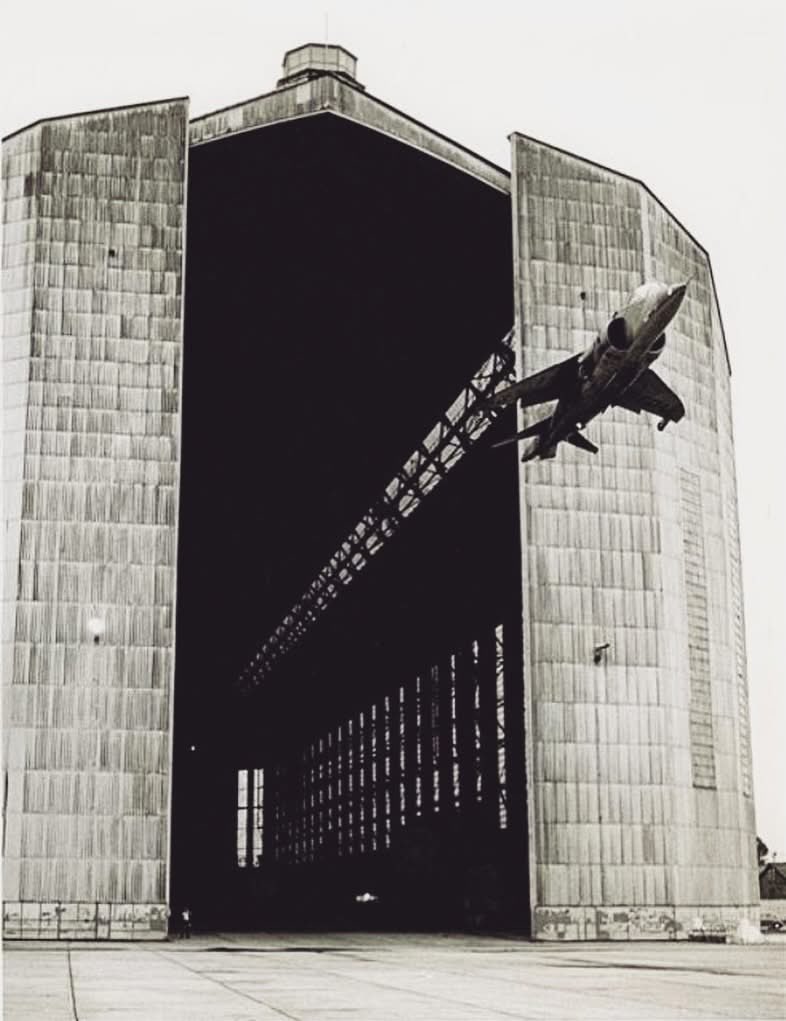 CcibChris's tweet image. To entice customers to buy Harrier, HS wanted to demonstrate aircraft could be used in confined spaces. customers could see it flying in airship hangar! •RAF Cardington built by Short Brothers in 1915 to build and house large rigid airships (No.1 and No.2 sheds remain landmarks)