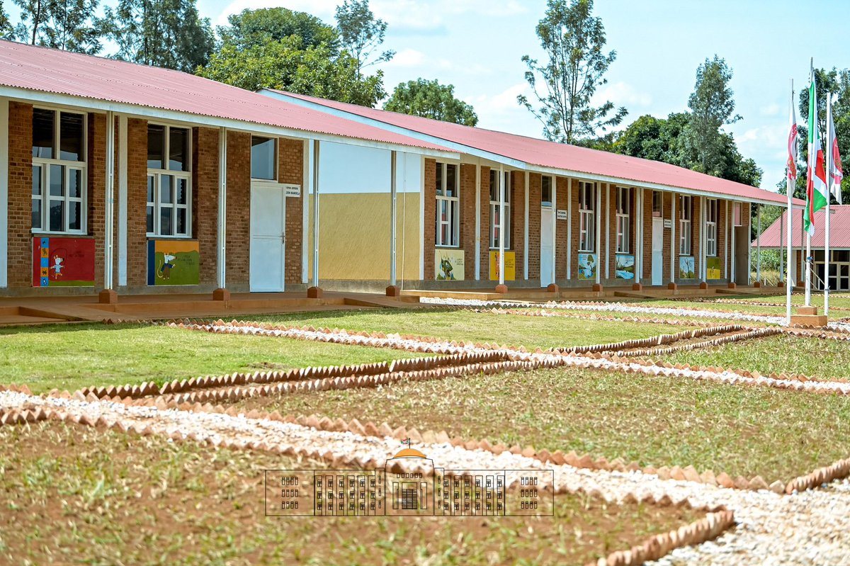 NtareHouse's tweet photo. SE @Burundi1stLady, Fondatrice de @action_bonne, a indiqué que cette école d’internat, pouvant accueillir 480 élèves, dispose de toutes les infrastructures nécessaires pour favoriser l’épanouissement moral, intellectuel et physique des enfants; et garantir un avenir prometteur https://t.co/slmTRxzkvV