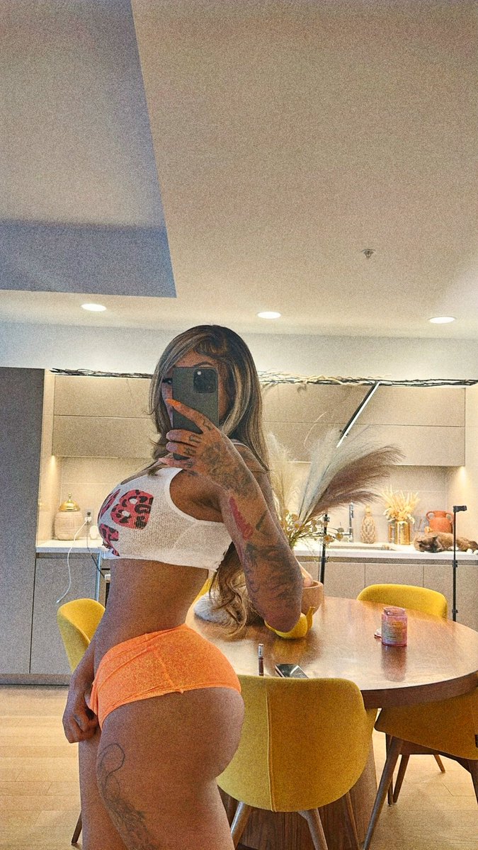 Hannah24712's tweet photo. Blurry cam 📸 need me a new 🤳 https://t.co/x5dau6esst