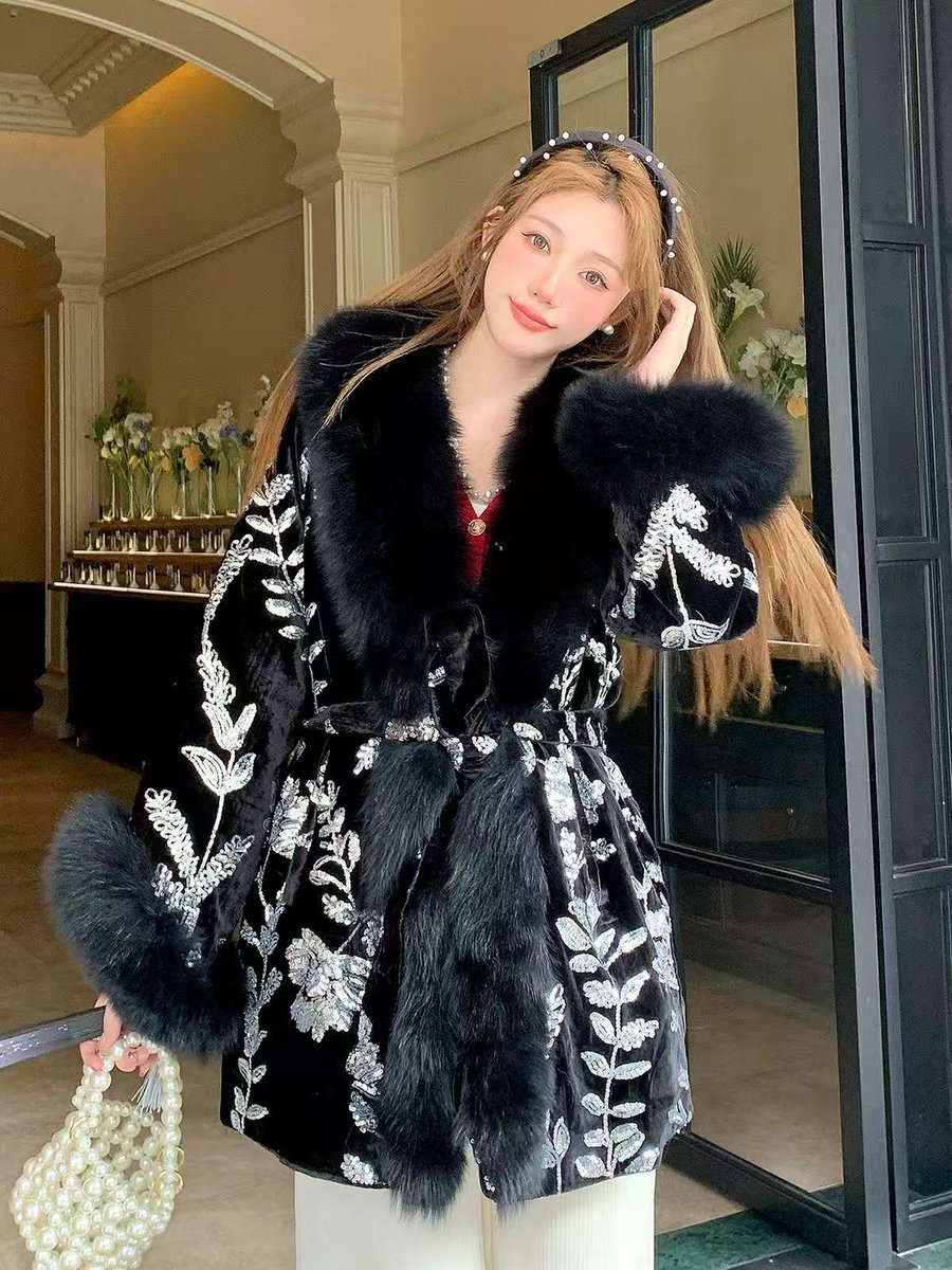 LeKanier's tweet photo. YOUR WARDROBE LACKS CULTURAL NARRATIVE? EMBARRASSINGLY BLAND.​​

82cm Guo Feng truths:

✅ Silver embroidery = instant conversation starter at events

✅ 82cm length = ideal for dramatic entrances and photos

✅ Fox fur collars = natural frame for portrait mode selfies
#fursuit https://t.co/NOHO1ZGSfk