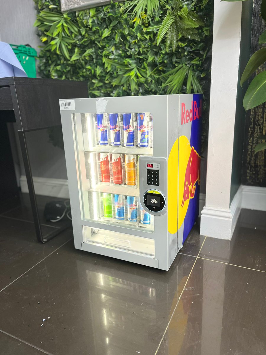 IeVending's tweet image. Another Red Bull countertop vending machine installed ✂️⚡️
Last week we added a new one in a very busy barbershop, as we continue the nationwide rollout of our vending solutions. 🚀🥤

#RedBull #VendingSolutions #BarbershopLife #EnergyOnTheGo #VendingMachinesIE #NationwideRollout
