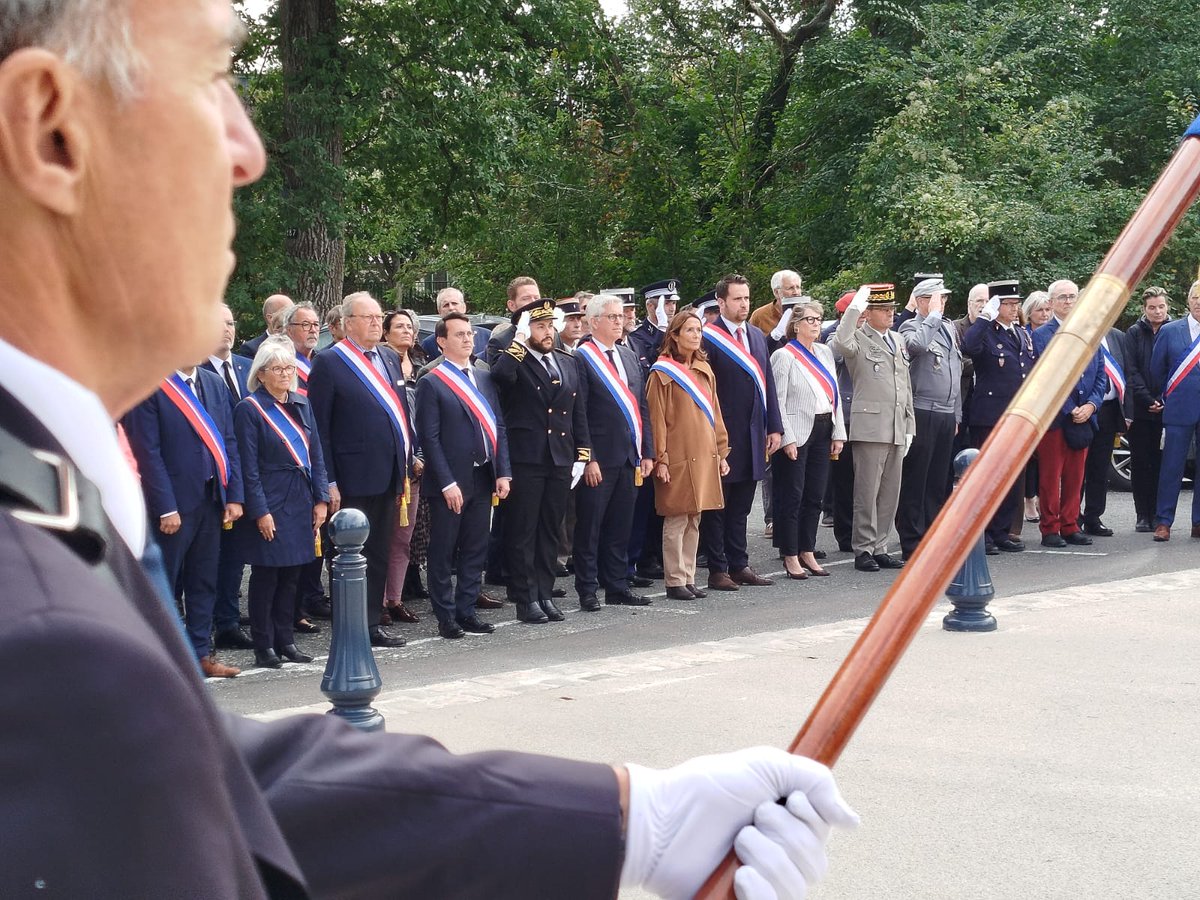 Prefet77's tweet image. #PriseDeFonction l  🇫🇷 Ce lundi 22 septembre, Yannis Bouzar, sous-préfet de #fontainebleau, a déposé une gerbe au monument aux morts de Fontainebleau, à l'occasion de sa prise de fonction.