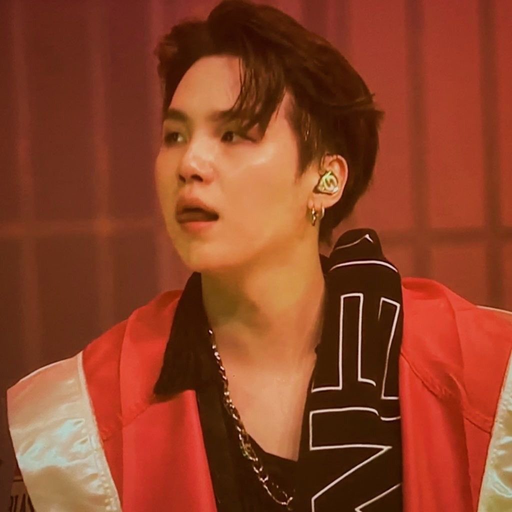THAT DAMN UNDERCUT REMINDED ME OF THIS YOONGI PLS GIVE US A CLOSER LOOK 😭😭😭😭😭😭😭😭😭😭😭😭😭😭😭😭😭😭😭😭