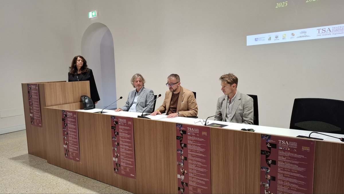 Ѐ stata presentata oggi, lunedì 22 settembre, nella Sala delle Conferenze di Palazzo Margherita, la Stagione Teatrale Aquilana 25/25 del TSA alla presenza del  Sindaco dell’Aquila Pierluigi Biondi, del Presidente del TSA Miska Ruggeri e del Direttore dell’Ente Giorgio Pasotti.