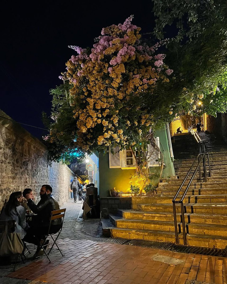 İstanbul’un manzaralı en güzel teraslarından Üsküdar, Payedar Kahve’de bir şeyler iç.