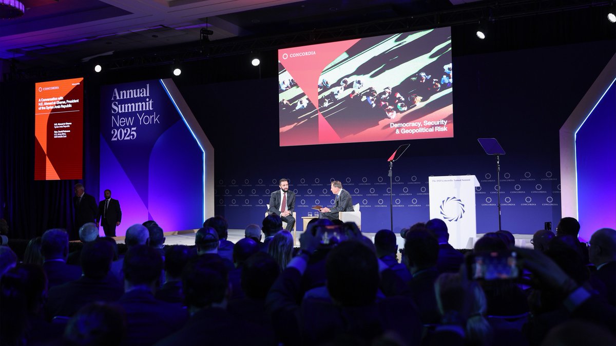 السيد الرئيس أحمد الشرع يجري حوارًا مع الجنرال ديفيد بترايوس، مدير وكالة المخابرات المركزية الأمريكية (CIA) سابقًا، وذلك ضمن فعاليات قمة كونكورديا المنعقدة على هامش أعمال الجمعية العامة للأمم المتحدة في نيويورك.

#رئاسة_الجمهورية_العربية_السورية