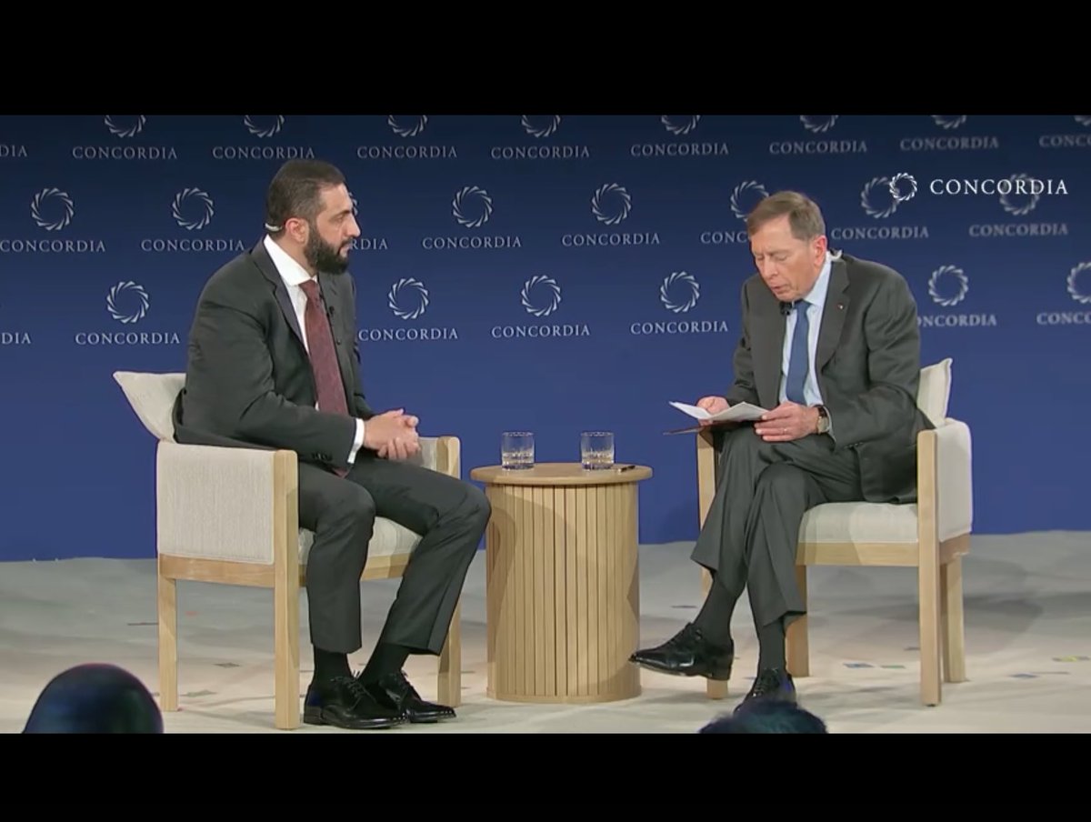 DrewPavlou's tweet image. Twenty years ago Ahmed Al-Sharaa was an Al Qaeda prisoner of war held by American forces in Iraq led by General Petraeus. He’s now on stage in New York City being interviewed by General Petraeus as Syria’s head of state

He started laughing when Petraeus brought up the fact that…