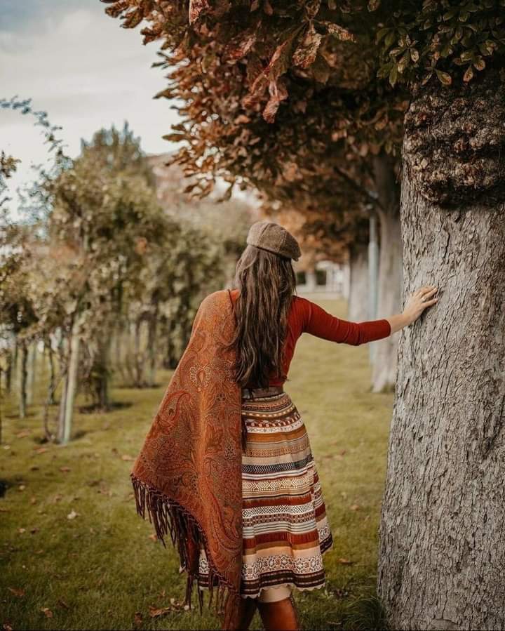 كُلُّ ما أتمناه في هذا الخريف :
أن تتساقط أوراق وجعي  وذكريات طفولتي الحزينة...
فتأخذهم الريح إلى مكان بعيد بعيد جداً ..
ثم يعود قلبي أخضر من جديد...!!