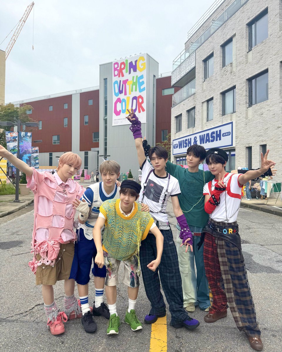 พี่ป้าน้าอาคนไหนยังไม่ได้เลี้ยงหลานอีกบ้าง มาเลี้ยงหลานวิชกัน 🥹

จากใจคนที่บอกว่าจะไม่ติ่งตึกชมพูอีกแล้วคือหลานวิชทำใจระเบิด 💝

เพลงสดใสจังหวะสนุก (ความหมายมาหาทีหลัง) เพิร์ฟโหดมากก 

หลาน ๆ น่ารัก คอนเท้นมากมาย ตามทันทุกเทรนต่อก ๆ เมิร์ชเวรี่คิ้ววว 🥹 ใจป้าละลาย 🫠