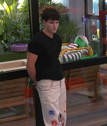 Eurofanix's tweet photo. Crespo viendo como Ivan Rojo se cree que está en Gran Hermano en lugar de en OT me representa TANTO #OTDirecto22S https://t.co/lctoGyHxRN