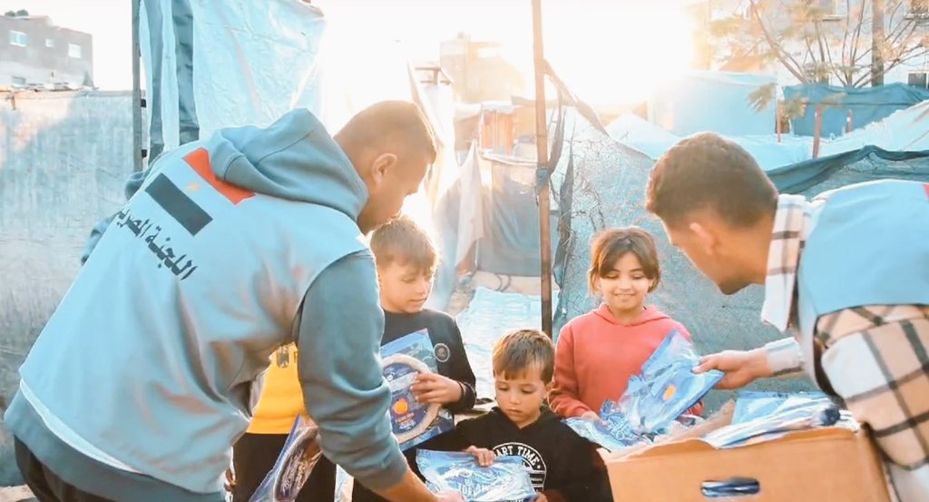 أم الدنيا ديما في ضهر غزة وأهلها ♥️🇪🇬🇵🇸
من بداية الأزمة وهي اكتر دوله قدمت حاجات بجد على الأرض مش مجرد وعود وكلام..
#مصر_تحمي_اطفال_غزة