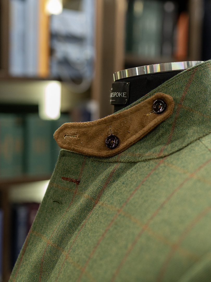 A shooting jacket with swagger. 🍂 Lambsuede patches, hidden pockets, bi-swing shooting pleats and a whole lot of funtion. Now this is luxury in motion.