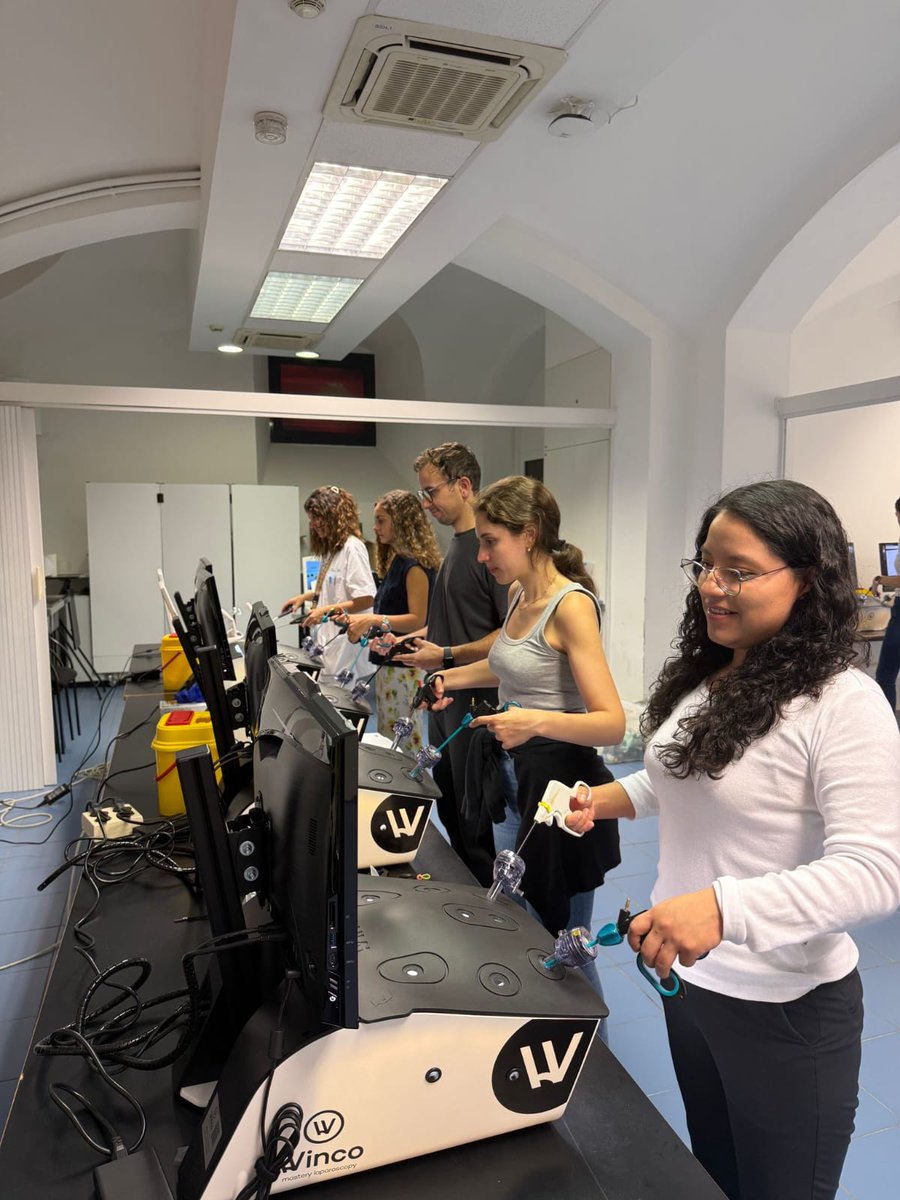 simclinicbcn's tweet photo. Els nostres residents d’especialitats quirúrgiques participen en la 4a edició del Curs de Cirurgia Mínimament Invasiva, entrenant les seves habilitats amb simuladors laparoscòpics Winco.
💡 Una formació pràctica, innovadora i essencial
#Simulació #SomClinic #SIMCLINIC https://t.co/rBZacj3H4T