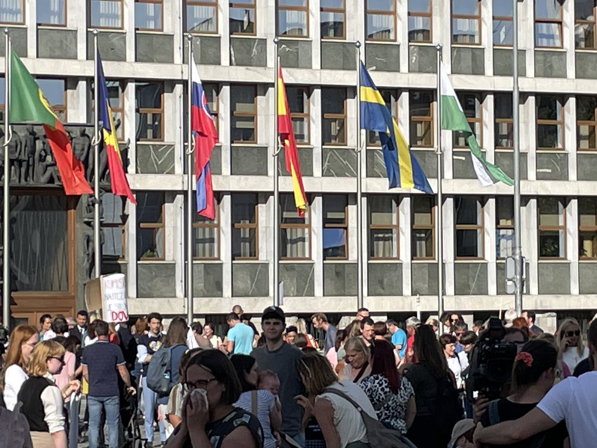 Čeprav je bil danes lep dan, je bilo žalostno to, da smo sploh bili tam - zaradi krivic, zaradi ignorance, zaradi tega, da vidijo, da taki otroci obstajajo! A žal tistih, ki so pritisnili “PROTI” tam ni bilo! DOVOLJ je bilo!