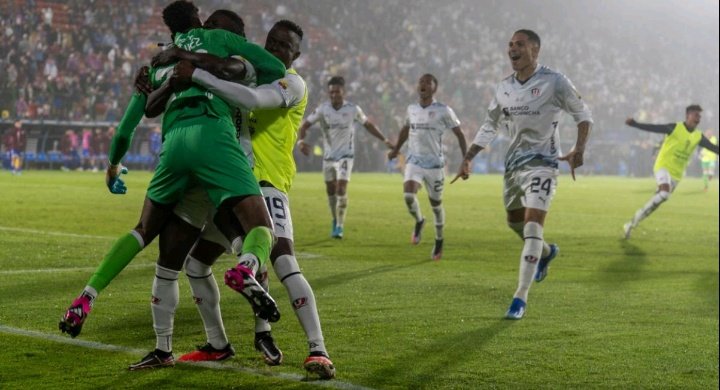 PATRICIOENDARA's tweet photo. DIDA DOMINGUEZ NOS HA DADO TANTAS ALEGRIAS EN LOS MOMENTOS EXACTOS Y SERIAN HIPOCRITAS EL ACABARLO Y HABLAR DE QUE SE RETIRE O QUE SE VAYA DE LIGA, APRENDAN A RESPETAR A NUESTROS IDOLOS  EL  RESPETO SE LO GANO CON HAZAÑAS CON COPAS 🇲🇨 GRATITUD @LDU_Oficial @muerteblanca https://t.co/6PtF9IQ0tp