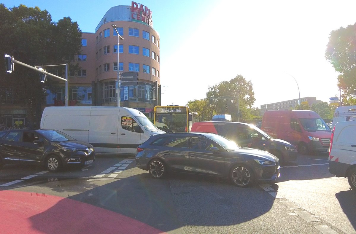 💥 Videos vom Verkehrschaos in Berlin-Treptow: Wie die A100 Stau, Gefahr und Stillstand bringt:
a100stoppen.de/verkehrschaos-…
Seit der Eröffnung des 16. Bauabschnitts der A100 am 27. August 2025 herrscht in Berlin-Treptow ein beispielloses Verkehrschaos. Die versprochene Entlastung der