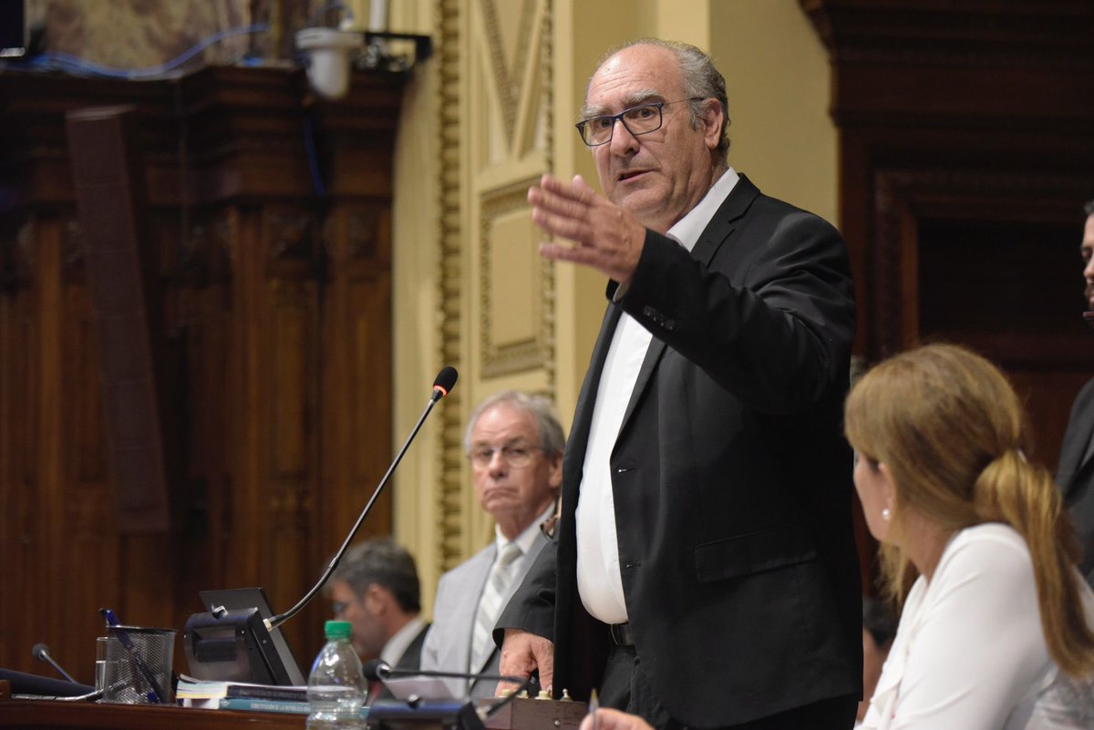 Qué enorme tristeza! Se va el Tato Olmos, una gran persona, un entrañable compañero, un luchador. Tato fue un trabajador incansable, solidario e inteligente, con la práctica sistemática de tender puentes. Se transformó en el mejor diputado de la legislatura pasada. Toda mi