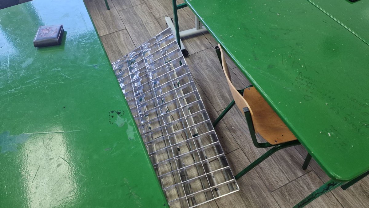 Učenici "Jovine" su iseljeni u mašinsku, hemijsku i saobraćajnu školu jer u njihovoj nisu bezbedne kupola i svečana sala (koje se ni ne koriste za nastavu)
Danas je u hemijskoj, na sred časa palo ovo sa plafona.
Srećom, niko nije povređen.
Bezbednost na delu!