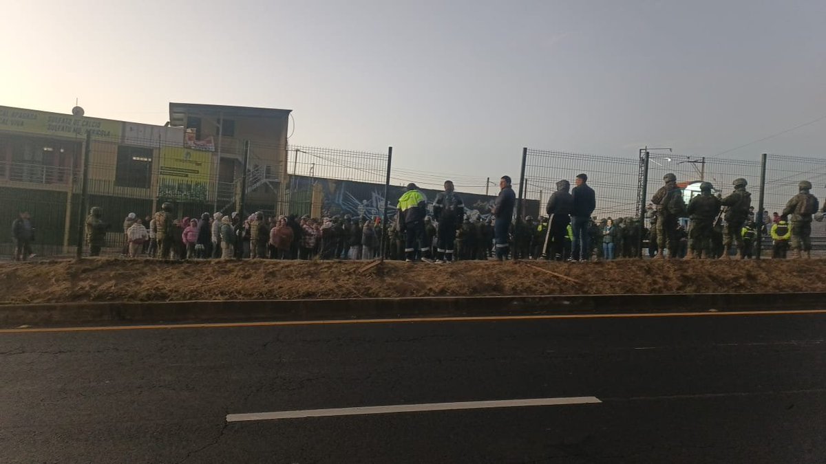 wambraEc's tweet photo. #Pichincha 
- San Miguel del Común, comuna indígena, al norte de Quito, se mantiene en acciones #ParoNacionalEcuador Desde la madrugada, la comuna bloqueó la Panamericana Norte, y se registró represión por parte de la policía 
📷 @PuebloKitu https://t.co/vlNu7NJca1