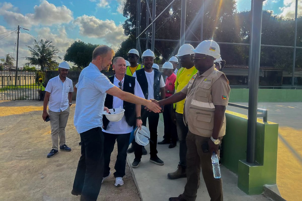 UNDPMozambique's tweet photo. H.E. Egil Thorsås, 🇳🇴 Ambassador to Mozambique, joined UNDP’s Mozambique Recovery Facility (MRF) team in Sofala province on a 2-day mission.

📍 In Beira the Ambassador visited Manga School site with GREPOC, local government partners and school representatives to discuss progress and community impact.

 📍In Mutua, home to 1,000+ families, he engaged with leaders, women’s groups and beneficiaries while visiting schools, markets and resettlement houses.

Through the MRF basket fund, partners incl. @NorwayInMoz are boosting education, livelihoods & resilience.