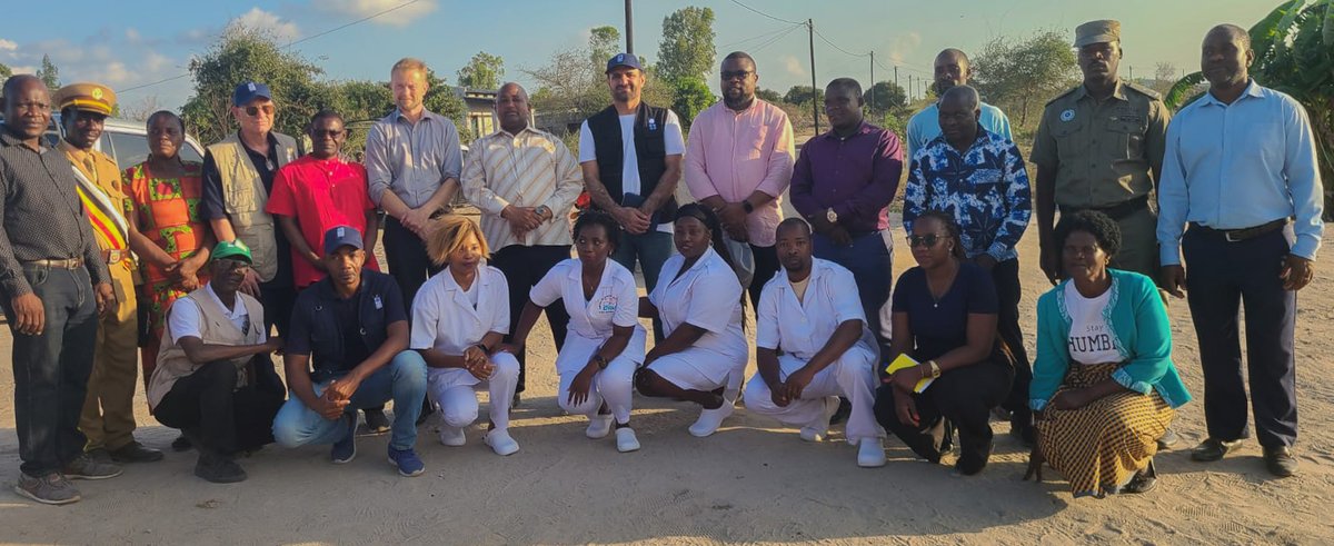 UNDPMozambique's tweet photo. H.E. Egil Thorsås, 🇳🇴 Ambassador to Mozambique, joined UNDP’s Mozambique Recovery Facility (MRF) team in Sofala province on a 2-day mission.

📍 In Beira the Ambassador visited Manga School site with GREPOC, local government partners and school representatives to discuss progress and community impact.

 📍In Mutua, home to 1,000+ families, he engaged with leaders, women’s groups and beneficiaries while visiting schools, markets and resettlement houses.

Through the MRF basket fund, partners incl. @NorwayInMoz are boosting education, livelihoods & resilience.