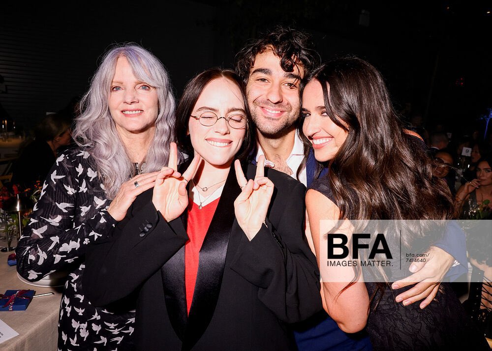 InfoBillieBR's tweet photo. Billie Eilish e sua mãe Maggie Baird no “Nat Gala” durante a noite de ontem. 

— O evento tem como principal objetivo uma arrecadação de fundos para ajudar a ciência com evoluções no combate de mudanças climáticas e defesa da natureza. 💚 https://t.co/xRD3I5kD1V