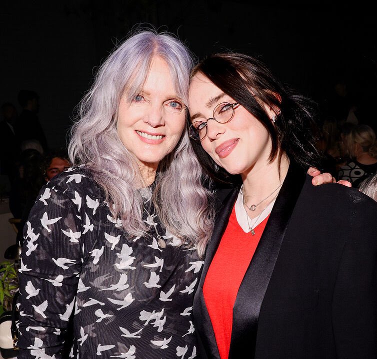 InfoBillieBR's tweet photo. Billie Eilish e sua mãe Maggie Baird no “Nat Gala” durante a noite de ontem. 

— O evento tem como principal objetivo uma arrecadação de fundos para ajudar a ciência com evoluções no combate de mudanças climáticas e defesa da natureza. 💚 https://t.co/xRD3I5kD1V