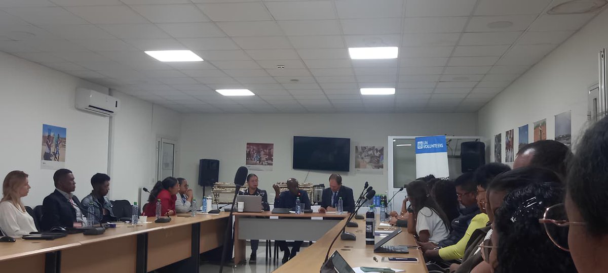 "You are ambassadors of <a href="/UN/">United Nations</a>'s actions in 🇲🇬" said <a href="/ANgororano/">Anthony Ngororano</a>, Resid Coord <a href="/UNMadagascar/">UN Madagascar</a> during Towhall with <a href="/UNVolunteers/">UN Volunteers</a> .

<a href="/ChristowEdward/">Edward Christow</a> , <a href="/Undpmadagascar/">PNUD Madagascar</a> Resid Rep, also emphasizing the importance of <a href="/UNVolunteers/">UN Volunteers</a> in 🇺🇳 System, congratulated on their valuable work.